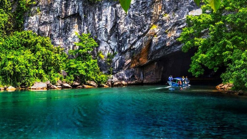 Beautiful Boating between Phong Nha Caves